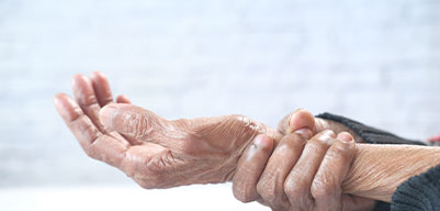 Parkinson Hastalığı Nedir? Belirtileri, Nedenleri ve Tedavisi 