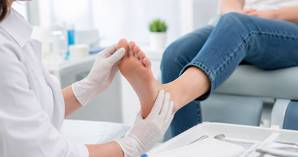 Ayak mantarı belirtileri için podoloji kliniğinde yapılan ayak muayenesi